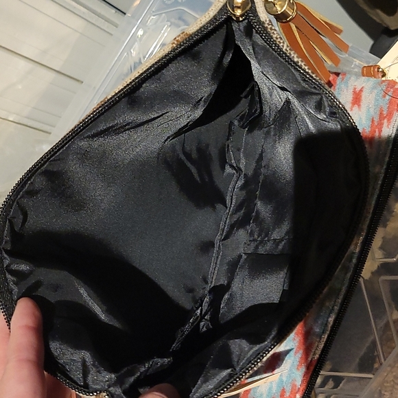 CROSS THAT BODY Crossbody Bag - Picture 8 of 8